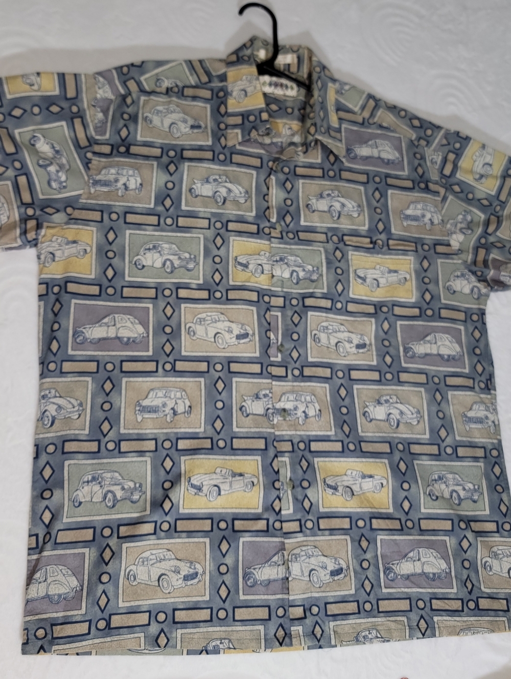 Men's Short-Sleeve Button-Down Shirt with Vintage Car Print - Blue and Yellow